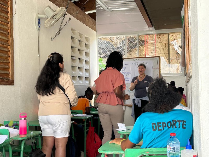 Students teaching in Santo Domingo